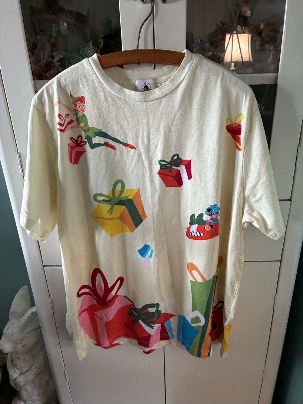 Disney sz XL Peter Pan Mickey Graphic T-Shirt with Colorful Gift Prints like new